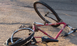Кола блъсна и уби велосипедист 