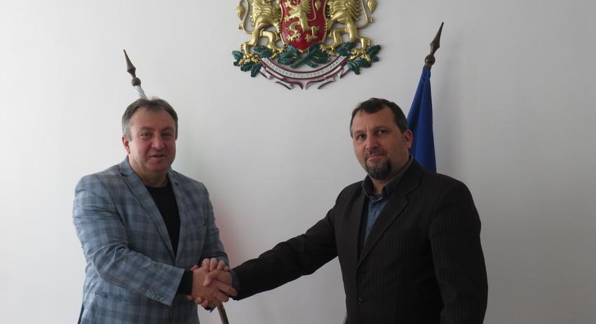 Областният управител проф. Христо Христов връчи печата на РИК-Шумен 