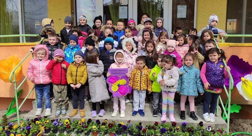 1 000 теменужки за Първа пролет засадиха децата в община Нови пазар 