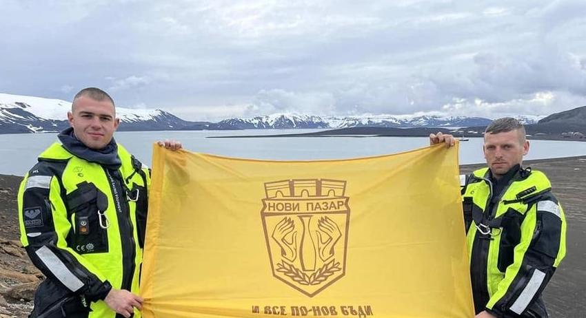 Моряците Радослав Радков и Ивайло Николов върнаха знамето на Нови пазар, което бе развято на Антарктида