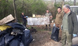 Лесовъдите от ДГС „Преслав” почистиха сметища и залесиха иглолистни фиданки