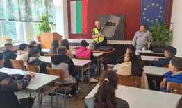 Шестокласници от Върбица гостуваха на Полицейското управление във Велики Преслав