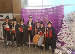 Коледарите от Драгоево донесоха празнично настроение в Шуменския университет