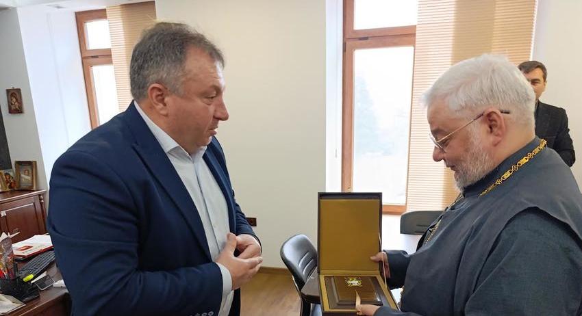 Кметът проф. Христо Христов връчи плакет на Митрополит Киприан