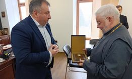 Кметът проф. Христо Христов връчи плакет на Митрополит Киприан