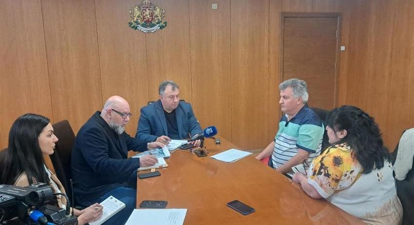 Сигнали за дупки и искания за асфалтиране и ремонт на детски площадки бяха теми на приемния ден на кмета