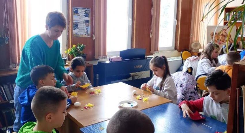 Ученици правиха великденска украса в читалищната библиотека