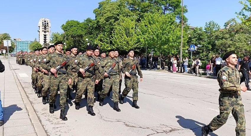 В Деня на Българската армия кметът поднесе венец пред паметната плоча на „Спасителите на шуменските бойни знамена“