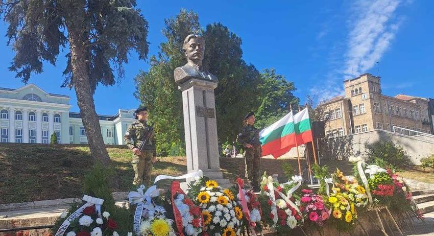 С венци и цветя Шумен отбеляза 188 години от рождението на Левски и 147 години от Освобождението на града