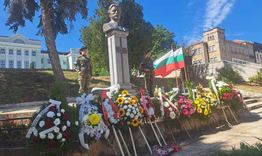 С венци и цветя Шумен отбеляза 188 години от рождението на Левски и 147 години от Освобождението на града