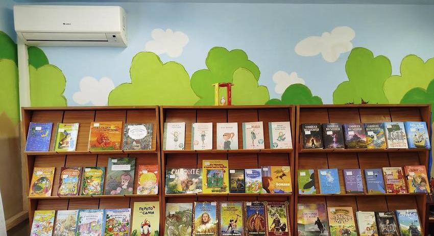Български детски книги в библиотеката в Нови пазар