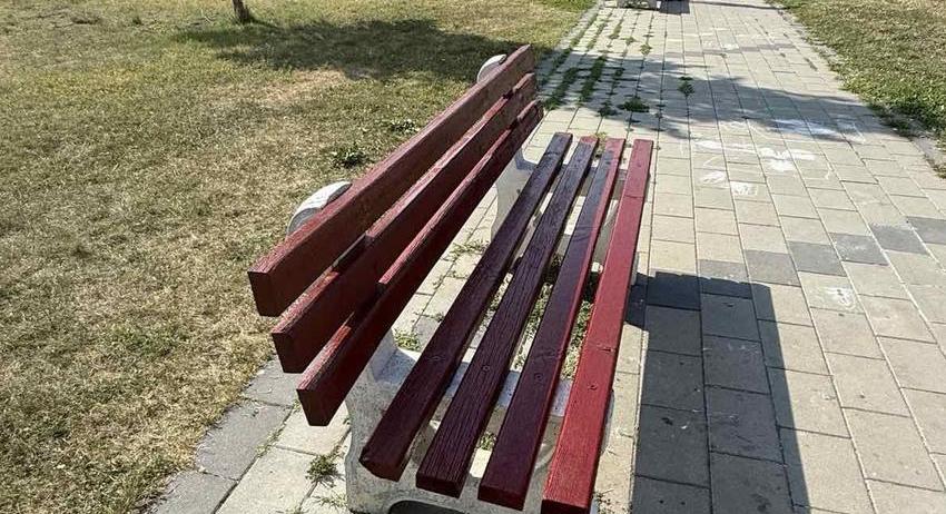 Започна обновяването на пейките пред зала „Арена Шумен“