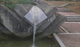 Водната каскада при стъпалата за Паметника е в процес на ремонт