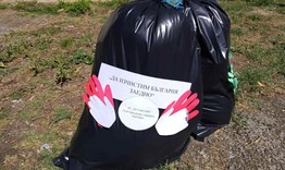 Деца и възпитателки почистваха района на детската градина в с. Иваново