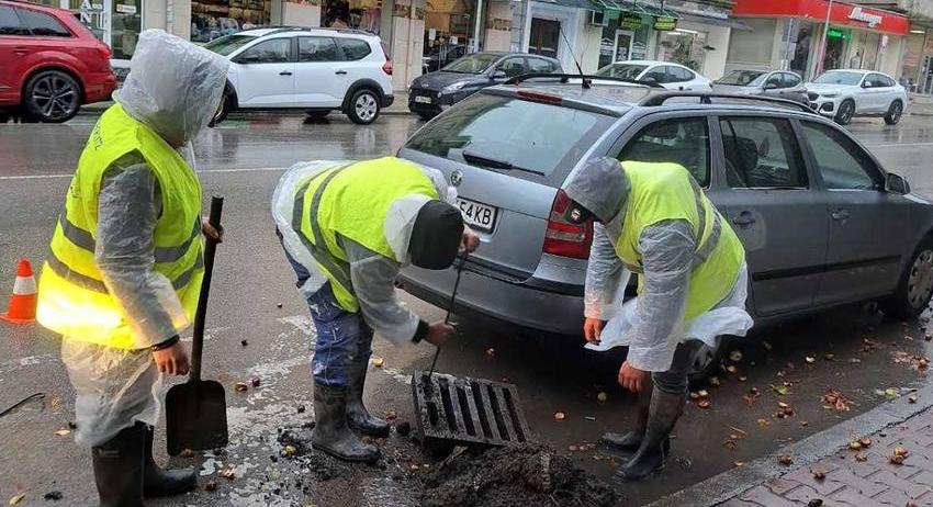 Почистват дъждоприемните шахти в Шумен