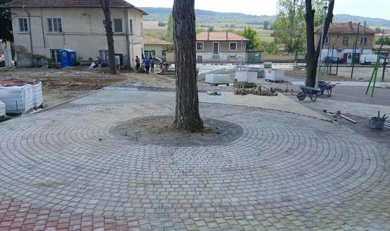 Продължава изграждането на новия площад на върбишкото с. Иваново