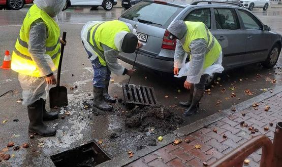 Почистват дъждоприемните шахти в Шумен