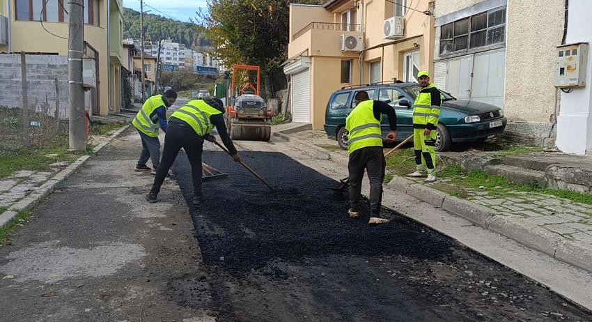 Изкърпват дупки по улиците на Шумен