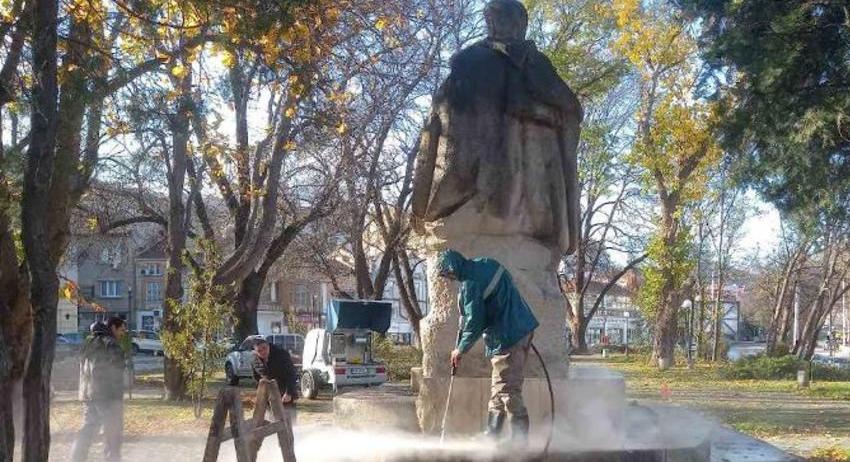 Почистват графити и замърсяване по паметници