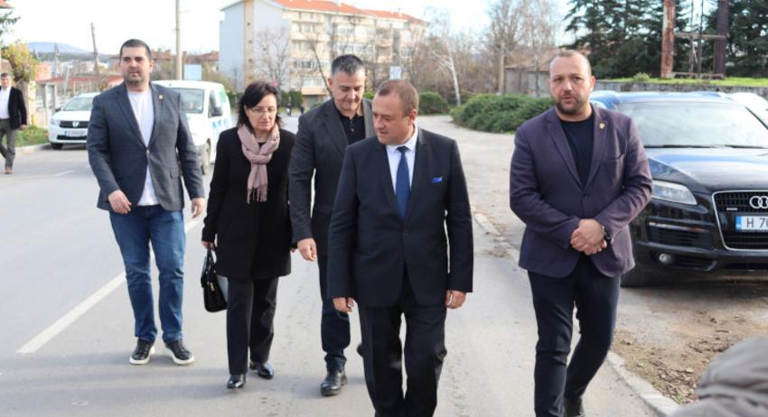 Регионалният министър Иван Иванов инспектира два обекта в Нови пазар