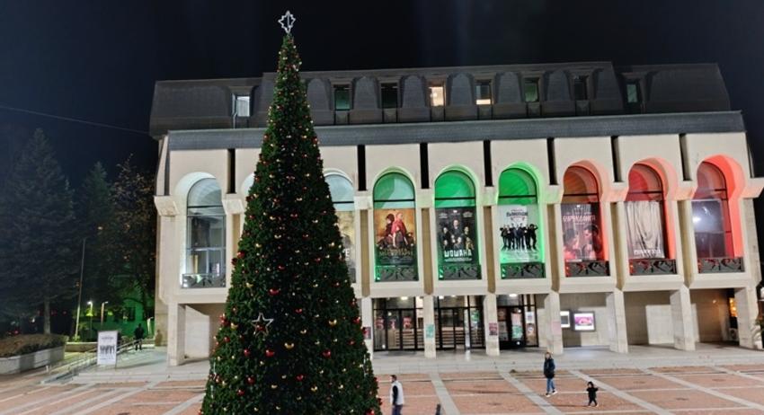 Шумен посреща празниците с нова коледна украса