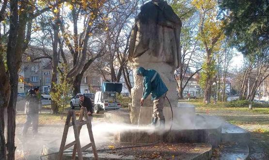 Почистват графити и замърсяване по паметници