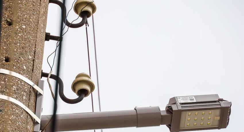 Грешна фабрична настройка в партида захранващи блокове е довела до проблемите в част от уличното осветление