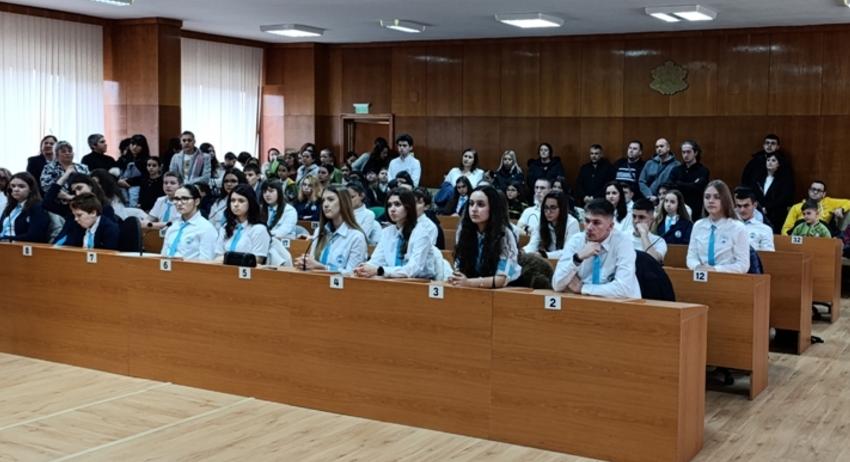 Кметът проф. Христо Христов връчи близо 130 благодарствени адреса на изявени ученици и групи