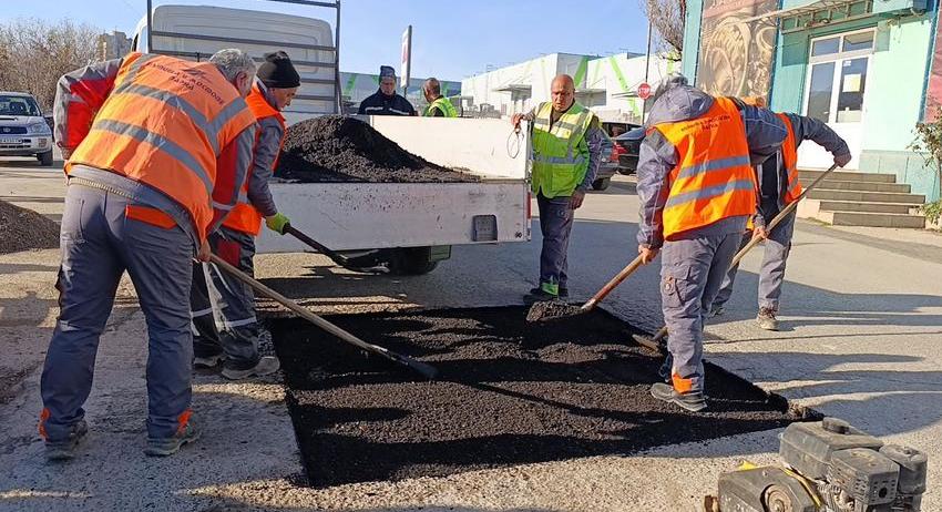 Община Шумен демонстрира модификатор за студена смес за запълване на улични дупки