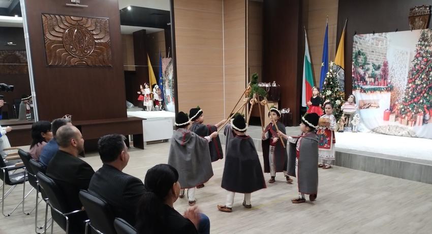 В Община Нови пазар гостуваха коледарчета от ДГ „Китка“