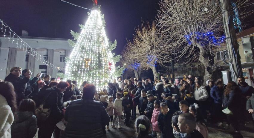 Във Върбица грейнаха светлините на празничната елха