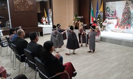 В Община Нови пазар гостуваха коледарчета от ДГ „Китка“