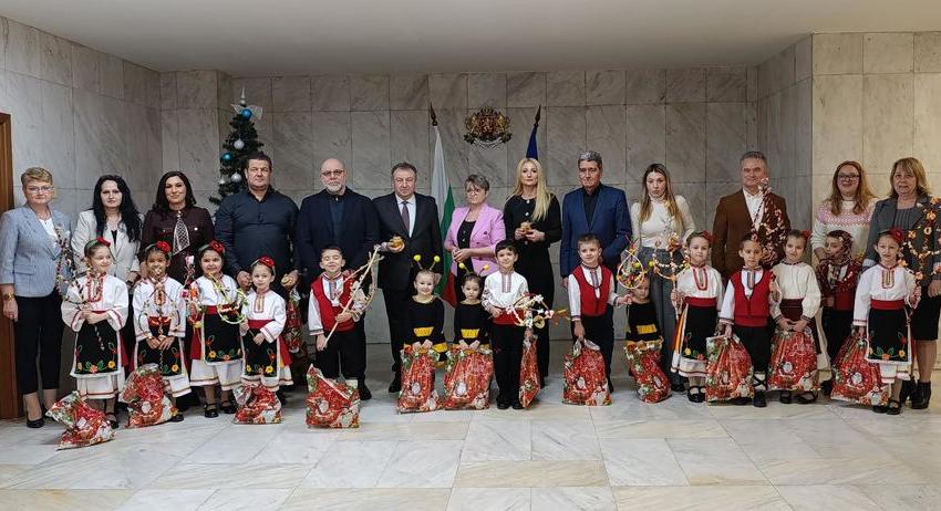 Децата от ДГ „Пчелица“ поздравиха ръководството на община Шумен за Новата година