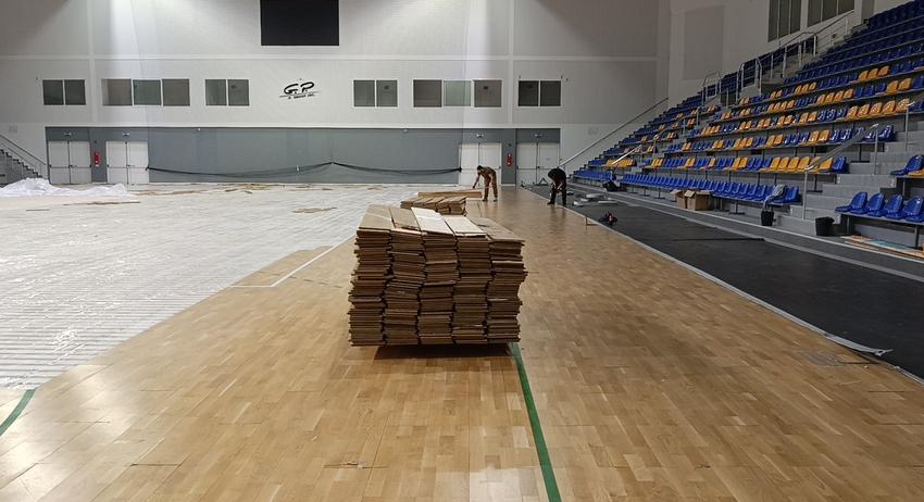 Започна подмяната на настилката на зала „Арена Шумен“