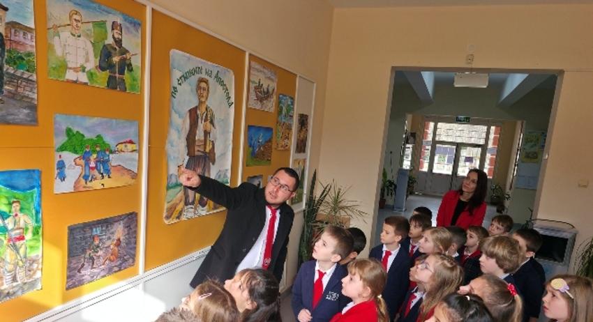 Откриха изложбата „По стъпките на Апостола“