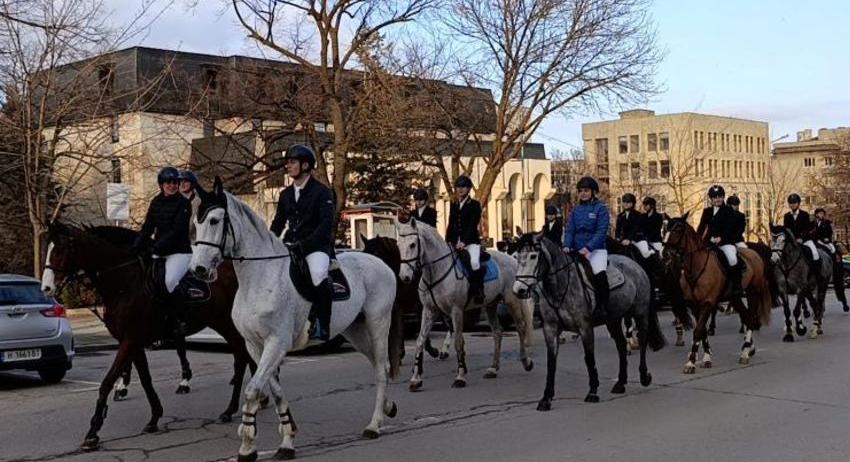 Посрещнаха пред Община Шумен жокеите от клубовете по конен спорт