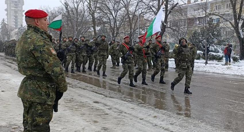 Посрещнаха военен контингент от Косово