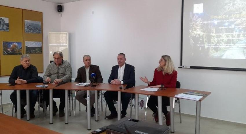 Запазва се режимът за посещение на пещера "Бисерна"