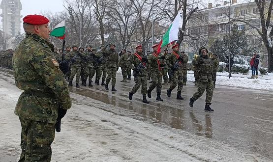 Посрещнаха военен контингент от Косово