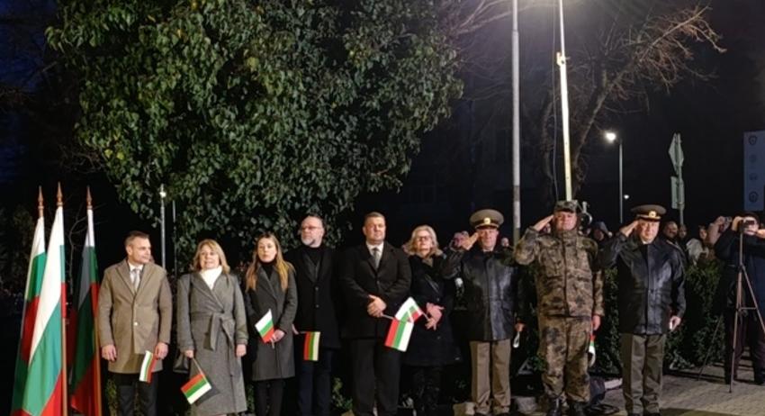 С тържествена заря-проверка Шумен отбеляза 148 години от Освобождението на България