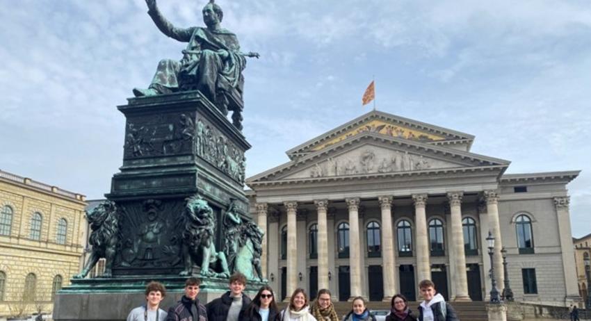 Ученици на ПЕГ „Н. Й. Вапцаров“ в ролята на евродепутати в Любляна