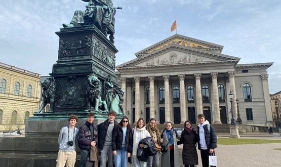 Ученици на ПЕГ „Н. Й. Вапцаров“ в ролята на евродепутати в Любляна