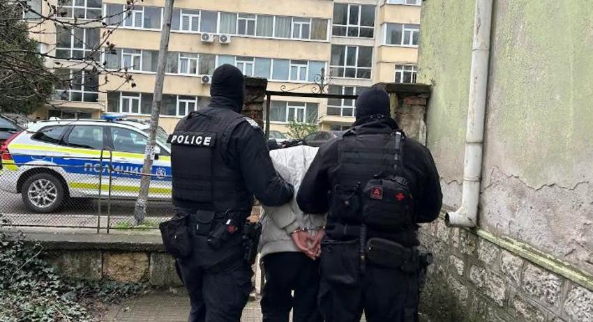 Четирима са задържани при специализирана полицейска операция