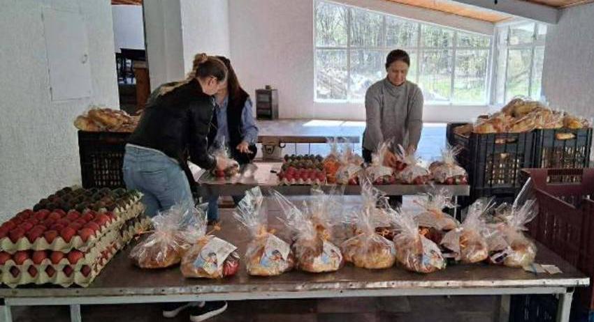 Християните от община Върбица получиха шарени яйца и козунаци от кмета