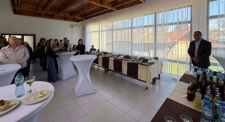 Кметът на Върбица даде коктейл за здравните работници