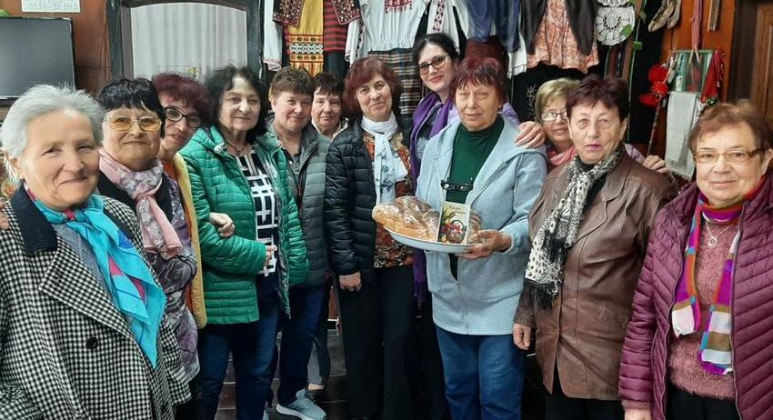 Потребителите на социални услуги в община Нови пазар получиха козунаци