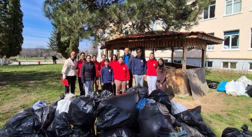 Учениците от с. Чернооково се включиха в кампанията „Кой е най-екоклас в твоето училище”