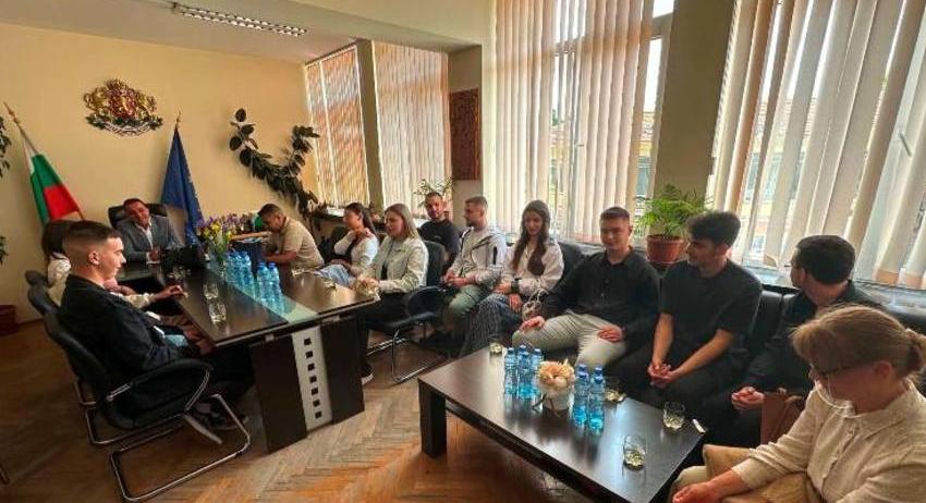 Кметът на Върбица посрещна зрелостниците на СУ „Паисий Хилендарски“