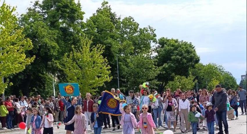 Шумен отбеляза 24 май с празнично шествие