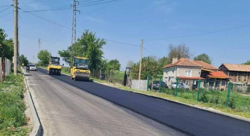 Тече рехабилитация на пътя от разклона за село Риш до Върбица